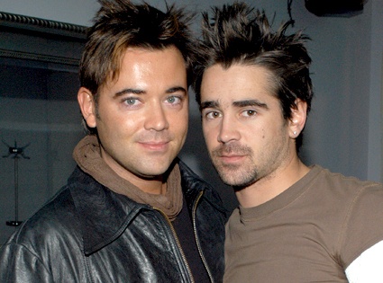 Tài tử Colin Farrell được biết tới như một playboy của Hollywood nhưng người anh trai Eamon Farrell có cuộc sống không hề dễ dàng. “Tôi không thể nhớ nổi những năm tháng mà anh tôi Eamon phải chịu đựng sự lạm dụng về thể chất và tinh thần. Thứ mà tôi nhớ là chiếc áo sơ mi dính máu khi anh ấy đi học về” – Colin nhớ lại. Tại đám cưới của anh trai, tài tử điển trai đã đứng ra làm phù rể. 