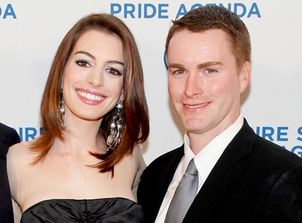 Năm 2010, minh tinh trẻ Anne Hathaway tiết lộ cô đã rời khỏi đạo Thiên Chúa chuyển sang Tân giáo sau khi người anh trai Michael của cô công khai giới tính thật. “Tại sao tôi lại phải ở trong một tổ chức mà nơi đó lại bị giới hạn quan điểm về người anh trai yêu quý của tôi cơ chứ” – Anna nói.  