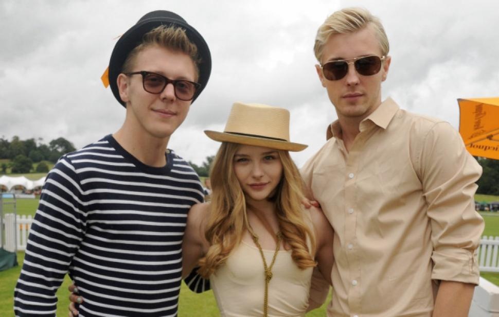 Chloë Grace Moretz có 4 người anh trai trong đó có 2 người đồng tính, nữ diễn viên nhí từng chứng kiến 2 người anh đồng tính bị đối xử không công bằng và cô tỏ ra rất phẫn nộ. “Tôi sẽ xóa tài khoàn và block và sẽ cắt liên lạc nếu có ai đó nói điều gì xấu về các anh của tôi” – Chloe khẳng định. 