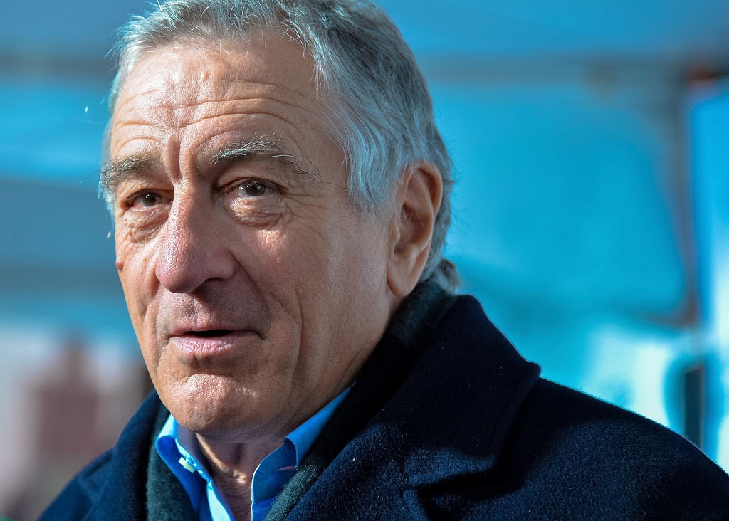 Ít ai biết được rằng “bố già” Robert De Niro là con trai của một người đồng tính – họa sĩ của trường phái trừu tượng Robert De Niro, Sr.. Đài HBO đã dựng một bộ phim tài liệu nói về người bố đồng tính đã khuất của tài tử, Robert cũng bày tỏ sự hối tiếc vì đã không thể vinh danh bố sớm hơn. 