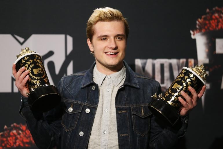 Ngôi sao của The Hunger Games Josh Hutcherson có tới 2 người chú đồng tính và sau đó đều mất vì căn bệnh thế kỷ AIDS. Sự mất mát to lớn này đã khiến Josh trở thành người hoạt động tích cực ủng hộ cho cộng đồng LGBT.