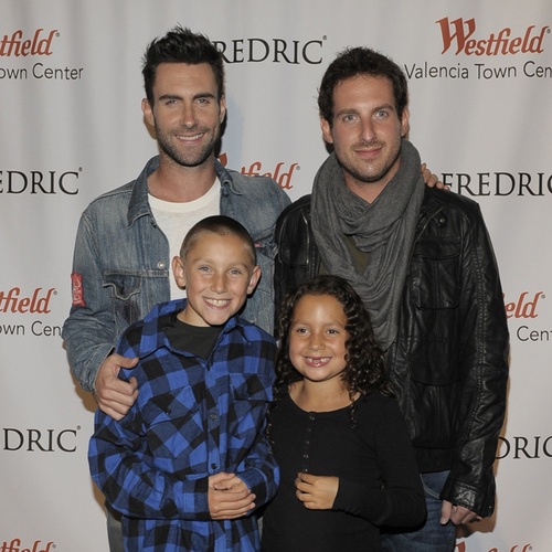 Nam ca sĩ điển trai Adam Levine lớn lên cùng với người em Michael là một người đồng tính và họ biết điều này từ rất sớm. “Đó là điều tự nhiên ra đời cùng với bạn. Em trai tôi là gay và chúng tôi biết từ khi nó lên 2 tuổi. Chúng tôi đã rất ủng hộ em tôi và để nó biết được rằng gay là điều hoàn toàn bình thường” - Adam nói. 