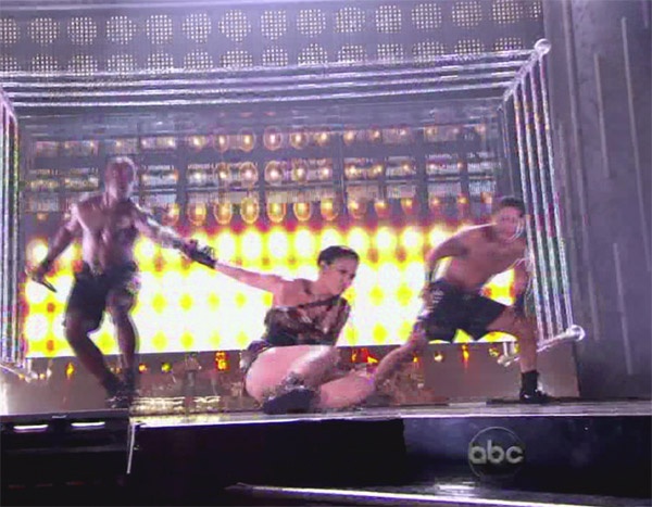 Jennifer Lopez truot nga tren san khau hinh anh