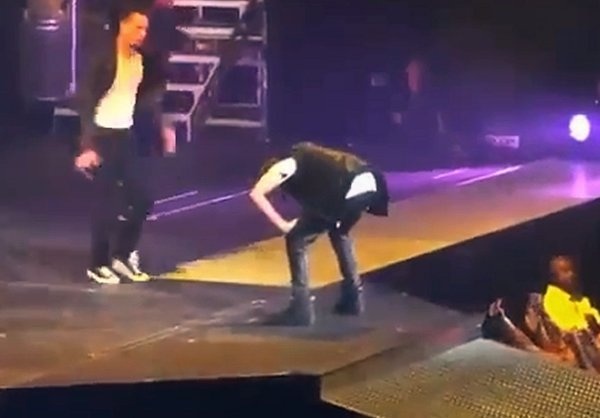 Justin Bieber non tren san khau hinh anh