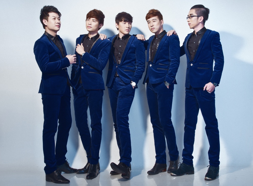 Có thể nói, với sự tan rã của các nhóm nhạc trẻ trong thời gian qua, sự kết hợp của các hotboy trong Ayor band sẽ là một sự kết hợp thông minh và mang đến cho làng giải trí Việt một nhóm nhạc vừa sở hữu ngoại hình lẫn giọng hát tốt.