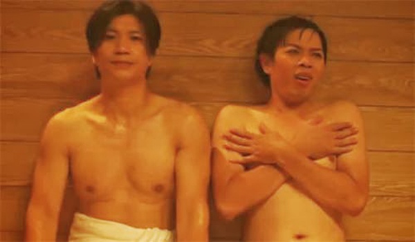 Trong một trường đoạn ở phòng xông hơi, Hội có cơ hội được chiêm ngưỡng và đụng chạm cơ thể, ngả vào người Dũng, cảnh quay diễn ra hài hước nhưng cũng đầy cảm xúc. 