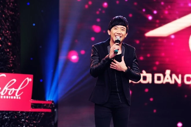 Năm ngoái, chàng MC vui tính đảm nhận dẫn dắt cho Người dẫn chương trình 2013. Tại một chương trình khá uy tín, nghiêm túc của HTV, Trấn Thành đã bộc lộ nhược điểm trong cách dẫn có phần thái quá. Nam MC sử dụng khá nhiều ngôn từ xuề xòa không hợp với không khí nghiêm túc của chương trình. Đáng nói là trong phần nhận xét về hai thí sinh Đức Bảo và Hoàng Oanh, giám khảo Quyền Linh nhắc nhở thí sinh nên rút kinh nghiệm nếu thi lần hai, Trấn Thành nhanh nhảu nói: 