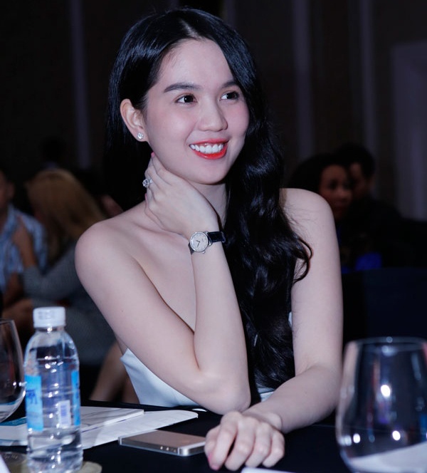 Hiện tại, chân dài nội y được biết đến với làn da trắng sứ, vóc dáng cân đối và thường xuyên diện những bộ đồ hiệu đắt tiền. Tuy nhiên, mặc dù đã tắm trắng để cải thiện hình ảnh nhưng không ít người nhận xét, Ngọc Trinh vẫn không thoát khỏi vẻ quê mùa trên gương mặt. 