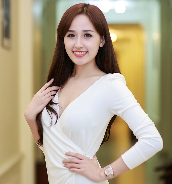 Diện trang phục hàng hiệu nhưng không ít lần Mai Phương Thúy làm giảm sự sang trọng của bộ đồ vì vòng 1 đẫy đà. Người đẹp thường xuyên được đánh giá ở thân hình nóng bỏng hơn là nhan sắc bởi gương mặt chỉ dừng lại ở mức ưa nhìn. Hay những lần diện thời trang đời thường, người đẹp Hà thành lộ rõ hơn nét giản dị đến mức quê mùa. 