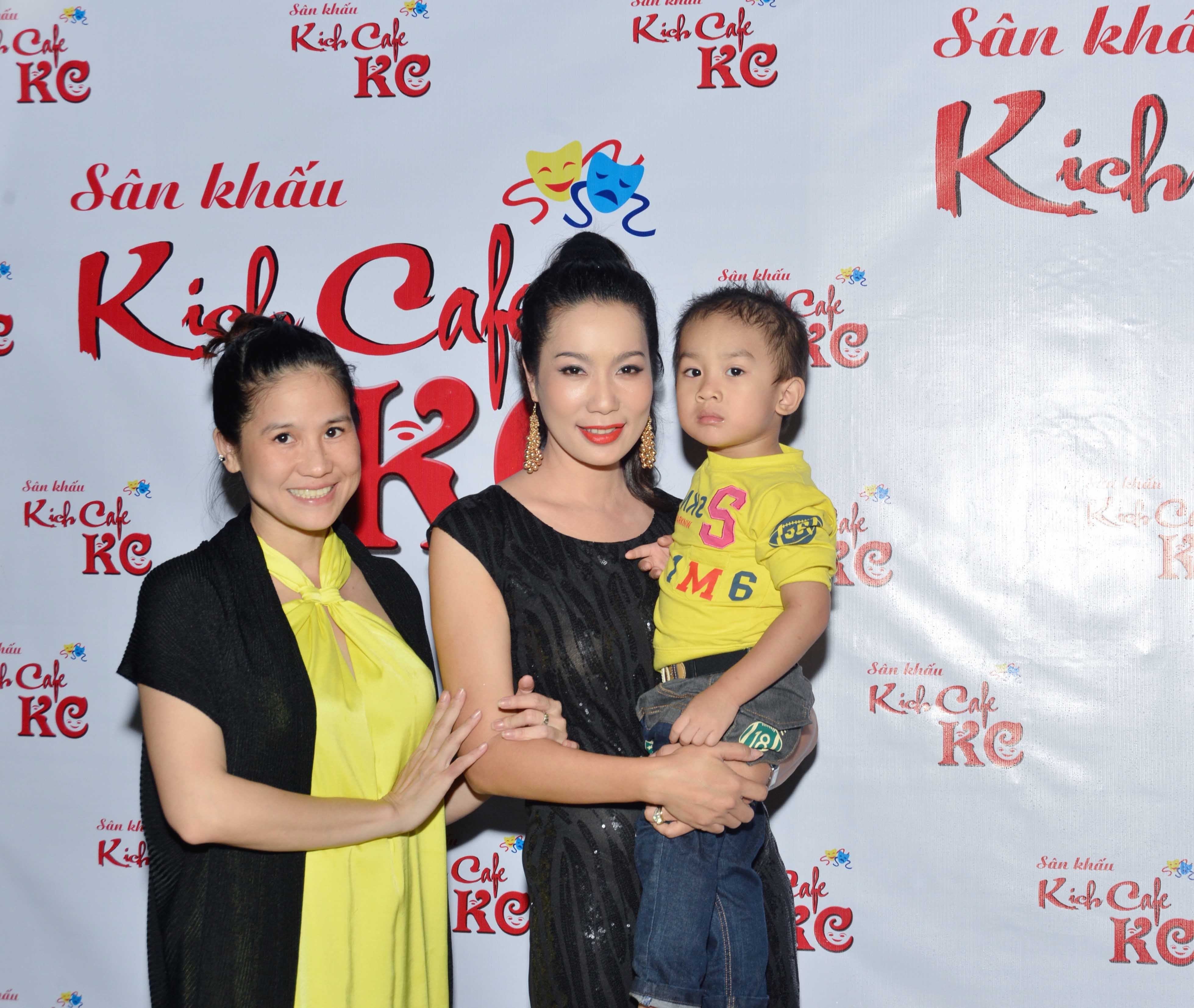 Diễn viên Vân Anh dù mới sinh em bé cách đây không lâu nhưng vẫn tranh thủ đến chúc mừng Trịnh Kim Chi.