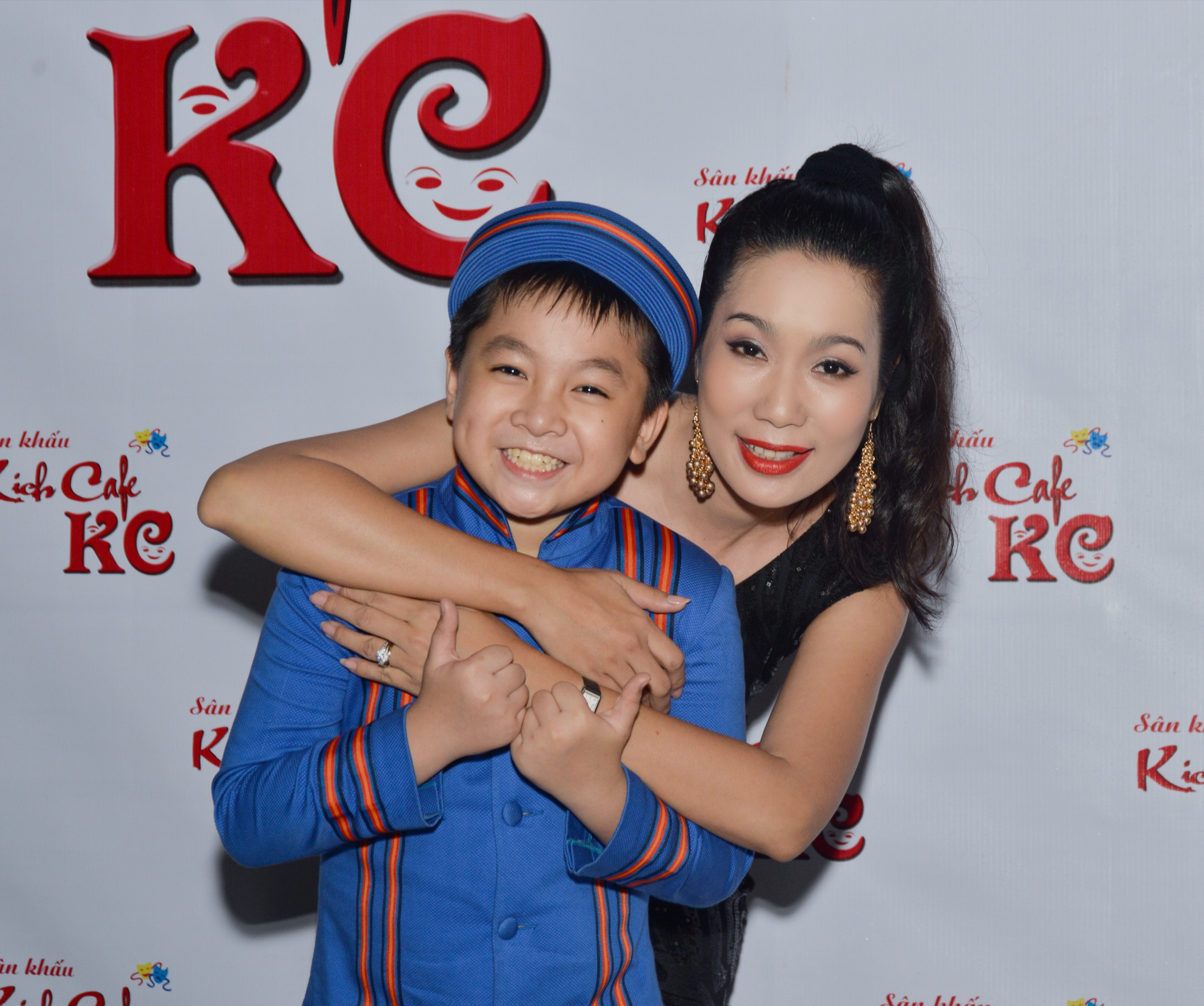 Diễn viên nhí Hoàng Quân với tên thân mật là bé Ben nhí nhảnh chụp ảnh cùng Trịnh Kim Chi