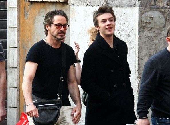 Hai bố con Robert trong một kỳ nghỉ.