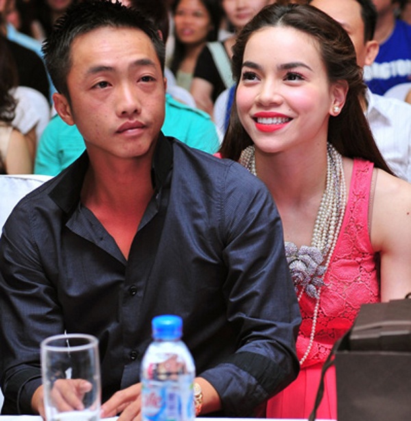 Khi được hỏi về nhan sắc ngày càng xuống cấp của ông xã trong khi bản thân càng ngày đẹp hơn, Hà Hồ giải thích do sở thích chơi golf trái giờ giấc của anh: “Bạn thử nghĩ xem, người ta tránh nắng không được thì chẳng đành, trong khi anh ấy cứ tự “vác” mình ra nắng vào giờ “linh” như 12h trưa để đánh golf thì da nào mà không bị cháy sạm cơ chứ. Nhan sắc của anh ấy còn được như bây giờ đã là “may mắn” lắm rồi”. 