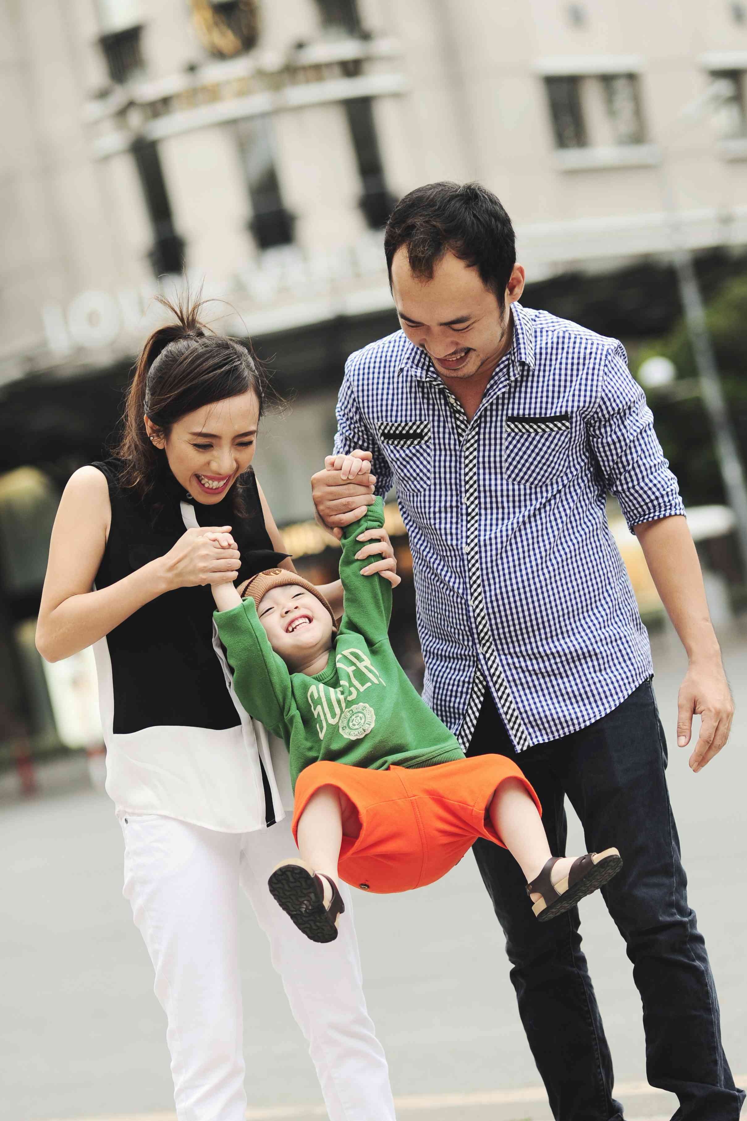 Bắt đầu bước chân vào con đường nghệ thuật từ năm 2002 và được nhiều khán giả yêu thích nhưng đến khi lọt vào Top 3 Giải thưởng truyền hình HTV 2013 thì cái tên Thu Trang mới được khán giả biết đến rộng rãi. Thời gian vừa qua, Thu Trang còn gây ấn tượng với khán giả màn ảnh rộng khi xuất hiện trong phần 2 bộ phim Cô dâu đại chiến của đạo diễn Victor Vũ và bộ phim Xui mà hên của đạo diễn Trần Thành Công. Chị cũng vừa hoàn thành vai diễn trong bộ phim Để Hội Tính của Charlie Nguyễn sẽ ra mắt trong thời gian tới.