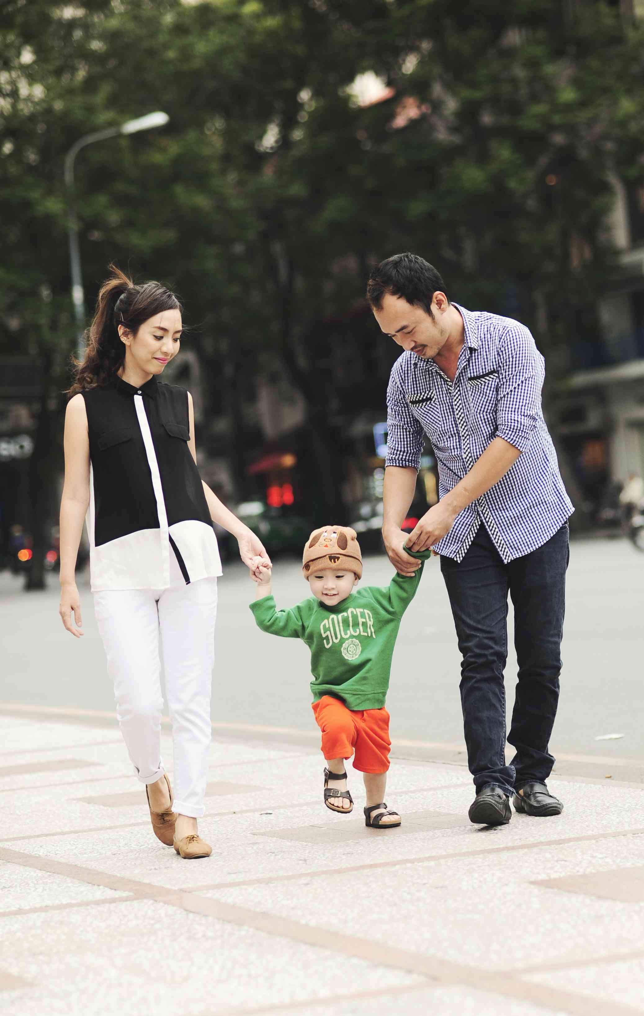 Không chỉ được yêu thích bởi tài năng diễn xuất, Thu Trang còn được khán giả và bạn bè đồng nghiệp ngưỡng mộ với một gia đình hạnh phúc. Ông xã Thu Trang là diễn viên hài Tiến Luật. Cả hai cùng là diễn viên hài và là một cặp đôi thường xuyên 