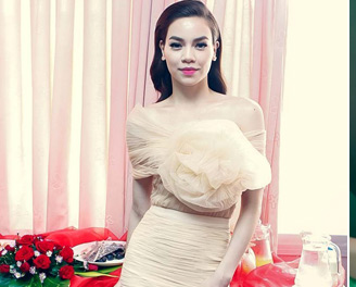 Nhung bo trang phuc dep cua Ha Ho khi ngoi ghe nong hinh anh