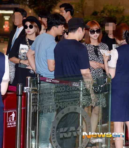 Cánh săn ảnh khó khăn khi tiếp cận hình ảnh 2NE1 tại sân bay.