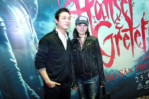 Người đẹp lai Pháp Lý Hồng Nhung từng dự thi Hoa hậu Việt Nam 2008 nên duyên với MC đào hoa Anh Tuấn vào đầu năm ngoái. Cũng giống như chồng, Hồng Nhung cũng không mặn mà với hậu trường showbiz. 