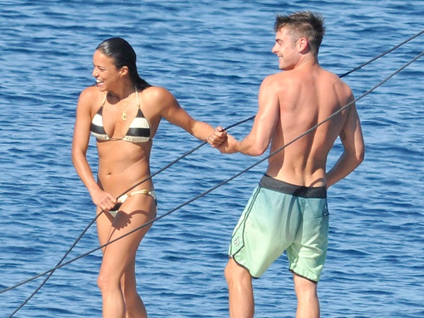 Cuối tuần qua nhân dịp Quốc khánh Mỹ, Zac Efron và người đẹp Michelle Rodriguez của series phim tốc độ Fast & Furious cùng một số bạn bè đến bờ biển ở Sardinia, Italy tắm biển. Zac Efron cởi trần còn Michelle diện nội y khoe thân hình săn chắc.