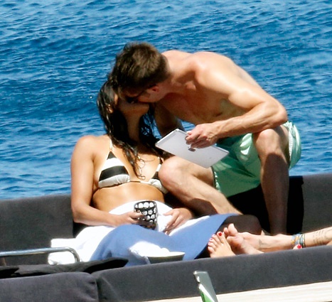 2 ngôi sao chênh lệch nhau 9 tuổi bị bắt gặp đang khóa môi trên thuyền và có những cử chỉ khá than mật. Cách đây không lâu, Michelle cặp kè với người mẫu lưỡng tính Cara Delevingne.