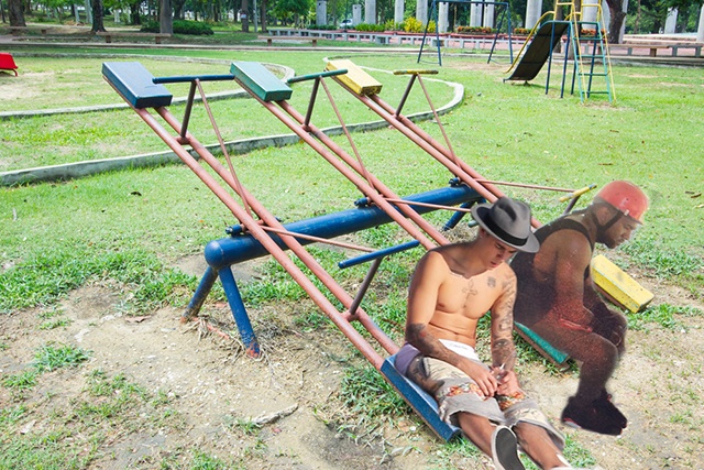 Justin bên cạnh rapper Kanye West ngồi buồn bã trên chiếc bập bênh trong sân chơi cho trẻ em.