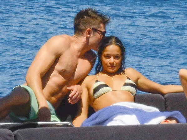 Hồi tháng 10 năm ngoái, người đẹp 35 tuổi chia sẻ về xu hướng giới tính của mình: “Tôi thích cả 2 giới. Nam giới hấp dẫn thì phụ nữ cũng vậy” – Michelle nói.