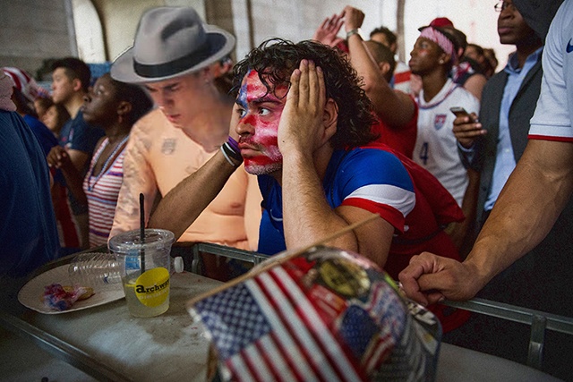 Trong bối cảnh các fan bóng đá Mỹ đang tiếc nuối cho đội nhà khi thất bại trong trận đấu với đội tuyển Bỉ trong World Cup vừa qua, hình ảnh của Justin cũng khá hợp.