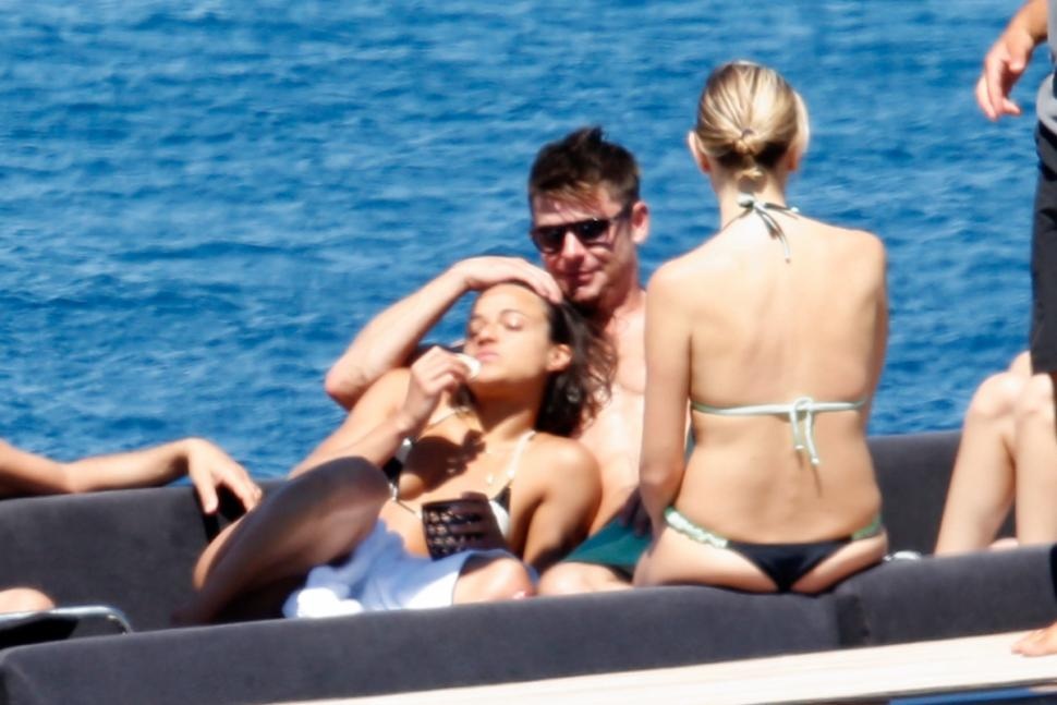 Michelle ngả đầu vào Zac thoải mái. Trong quá khứ Zac từng có cuộc tình kéo dài 4 năm với Vanessa Hudgens nhưng kết thúc vào năm 2010. Sau đó tài tử 26 tuổi bị đồn hẹn hò với bạn diễn Halston Sage của phim Bad Neighbors.