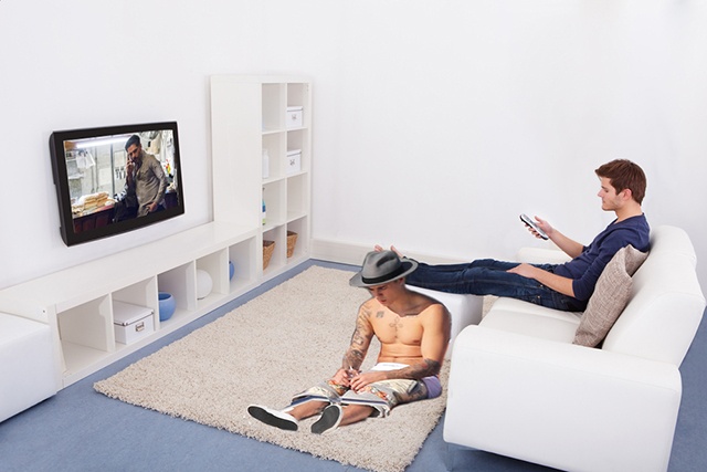 “Hoàng tử nhạc pop” ngồi trên thảm trong ngôi nhà một khán giả đang xem tập phim True Blood.