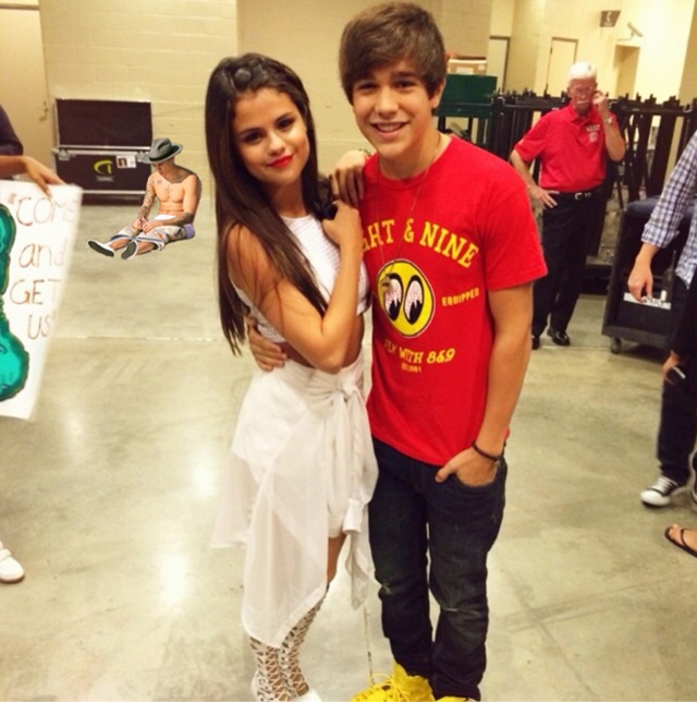 Oái oăm hơn, cư dân mạng chế Justin ngồi một mình thui thủi khi gần đó cô bạn gái Selena Gomez đang chụp ảnh thân thiết với nam ca sĩ trẻ Austin Mahone.