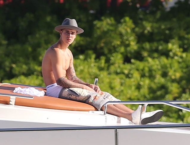 Trong kỳ nghỉ vừa qua, Justin Bieber có mặt trong buổi tiệc của bạn bè tại một du thuyền ở Miami. “Hoàng tử nhạc pop” để ngực trần và mặc quần trễ, lộ phần lớn quần lót bên trong vốn là “phong cách” của anh.