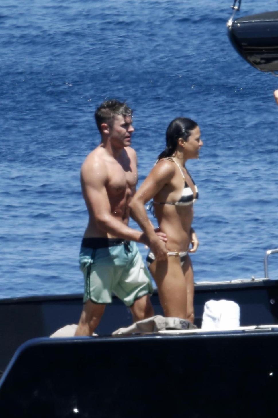 Cặp đôi đã làm bạn từ nhiều năm nay, theo một nguồn tin tiết lộ họ khá ăn ý với nhau và chỉ mới cặp kè trong thời gian gần đây.