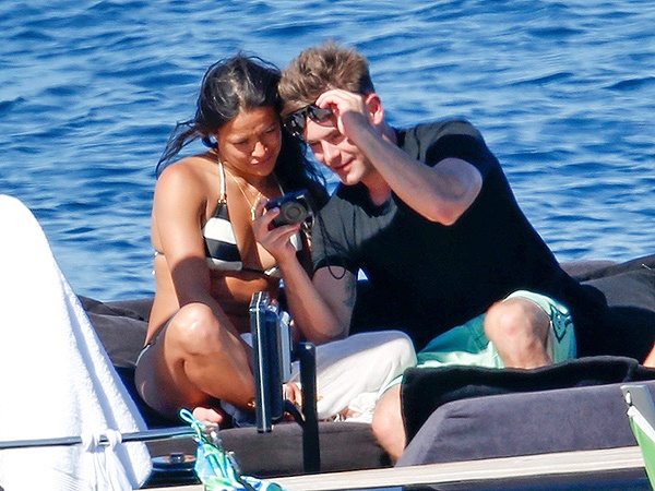 Đôi uyên ương mới xem lại những bức ảnh vừa chụp được.