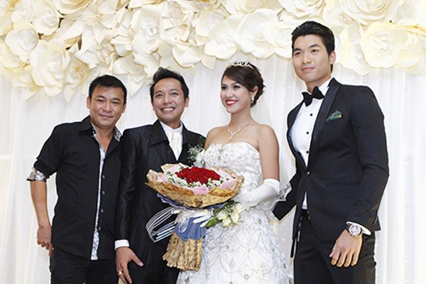 Trong khi công chúng vẫn còn bất ngờ thì vào ngày cưới của bạn gái cũ, Trấn Thành đến dự tiệc cưới trong khi anh không hề được mời đến. Nam người mẫu ăn mặc bảnh bao trong bộ vest, tay cầm bó hoa có giấy gói in hình USD cùng vẻ mặt đợm buồn được phóng viên ảnh chụp lại. Sau đám cưới, Nam Thành cũng lên báo chia sẻ về mối quan hệ đổ vỡ khiến không ít người nghi ngờ anh tận dụng cơ hội để đánh bóng tên tuổi. Hành động này của Nam Thành sau đó được người quản lý cũ tố cáo giả tạo trên trang cá nhân.