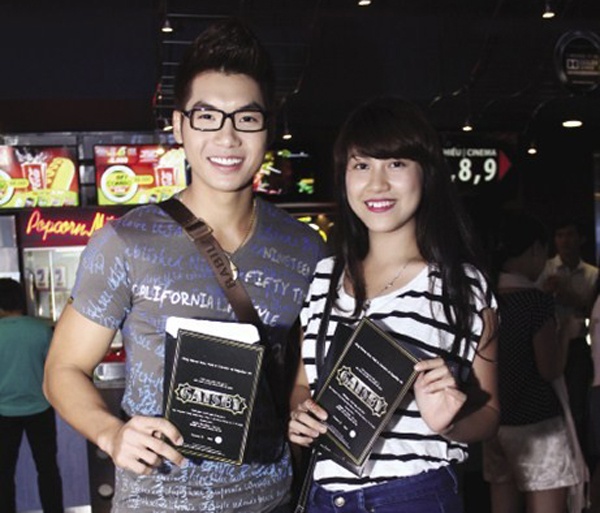 Trương Nam Thành cũng vài lần lên báo chia sẻ về mối quan hệ yêu đương này trong hạnh phúc. Tuy nhiên tháng 3 năm nay, Hoàng Yến bất ngờ lên xe hoa và chú rể không phải Trương Nam Thành, lúc này nhiều người mới hay cặp đôi chị - em đã chia tay. 