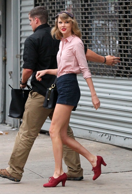 Giọng ca 22 tuổi năng động xuống phố sau buổi tập với áo sơ mi và quần shorts cạp cao và giày oxford.