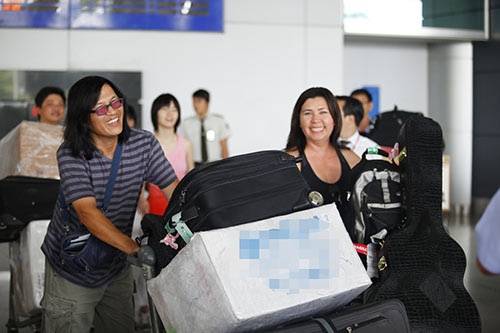 Vợ chồng nghệ sĩ và hai con gái đã có mặt ở Việt Nam từ ngày 9/7. Tuy nhiên, giờ đây cả hai mới quyết định công bố hình ảnh này với truyền thông