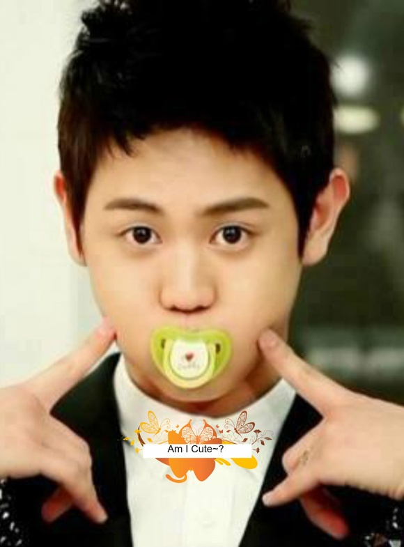 Vẻ mặt hiền lành của YoSeob.