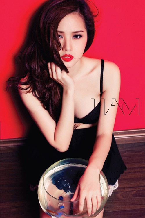 Mỹ nhân Hà Thành đã biết cách khai thác những đường cong cơ thể.