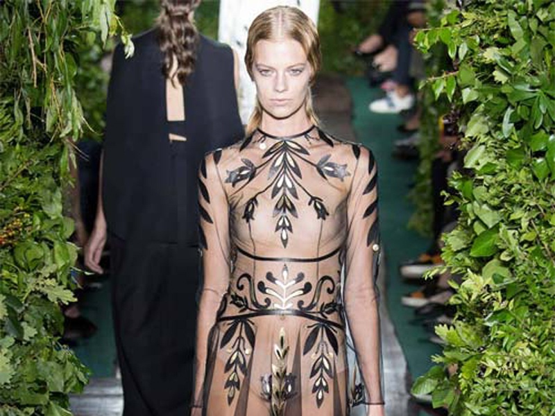 Mot Valentino chua bao gio la den the hinh anh