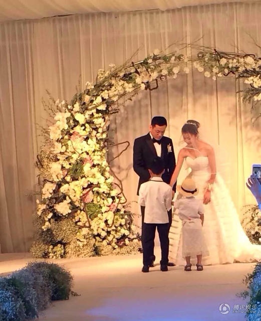 Theo thông tin mới đây nhất, nữ diễn viên Tôn Phi Phi đã bí mật tổ chức đám cưới vào ngày hôm nay (ngày 12/7) với một đại gia là lãnh đạo cao cấp của tập đoàn Lenovo. 