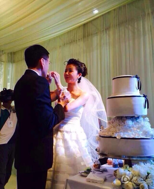 Trước đó, cánh paparazzi từng bắt gặp Tôn Phi Phi đi đăng ký kết hôn cùng chồng hồi tháng 6 vừa rồi tại Cục dân chính thành phố Bắc Kinh. Tuy nhiên, ngay sau đó, Tôn Phi Phi đã lên tiếng phủ nhận hoàn toàn những thông tin trên. Dường như người đẹp muốn giấu kín mọi tin tức về đám cưới cũng như ông chồng đại gia.