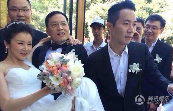 Trong đám cưới, chú rể không ít lần xúc động đến bật khóc bên cạnh cô dâu. Tôn Phi Phi đã không ngần ngại lau những giọt nước mắt hạnh phúc của chồng. 