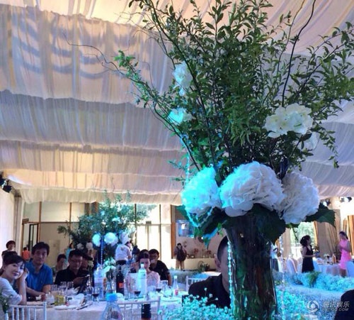 Đám cưới chỉ bao gồm hai bên gia đình và một số bạn bè thân thiết của cô dâu và chú rể. Nữ diễn viên xinh đẹp cũng không mời bất cứ bạn đồng nghiệp nào tới dự đám cưới.