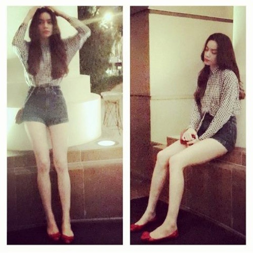 Hình ảnh khoe chân gây sốt của Hồ Ngọc Hà.