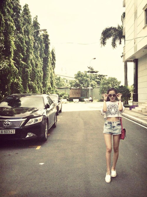 Phương Ly - em gái Phương Linh khoe đôi chân dài với quần short và đi giày lười slip on.