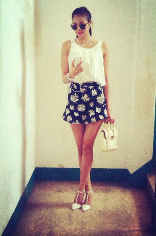 Phạm Hương quyến rũ với chân váy hoa, áo voan sát nách - công thức phổ biến trong mùa nóng.