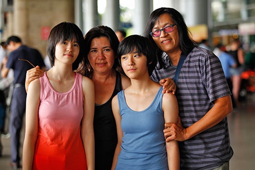 Phuong Thao - Ngoc Le dua hai con ve Viet Nam hinh anh