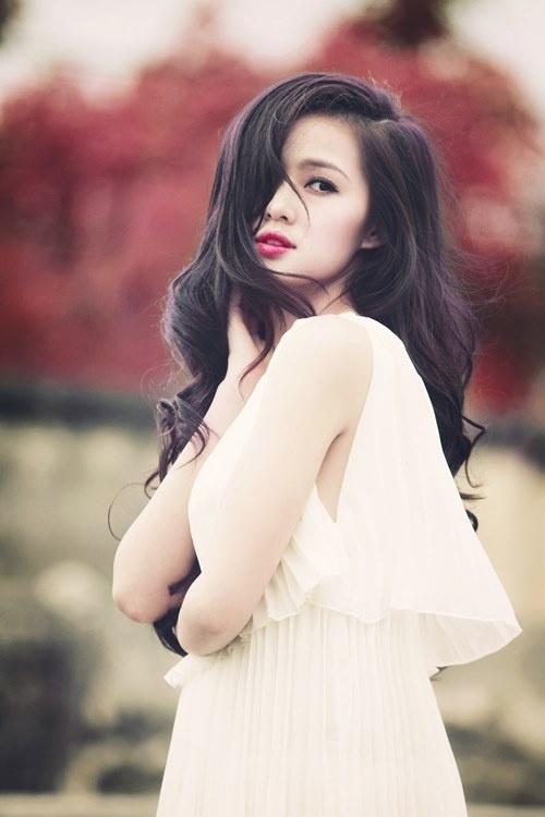 Nhờ danh xưng hotgirl, Tâm Tít bước vào làng giải trí Việt một cách khá dễ dàng. Giọng ca 