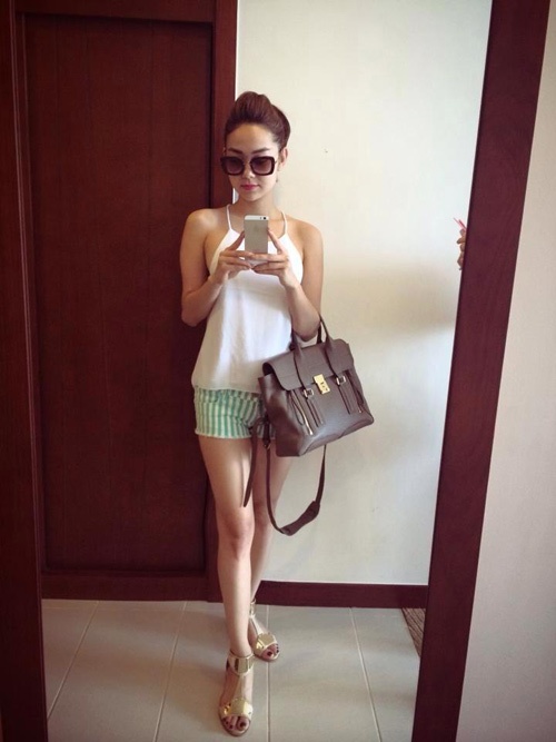 Minh Hằng luôn cập nhật những xu hướng thời trang được yêu thích vào tủ đồ.